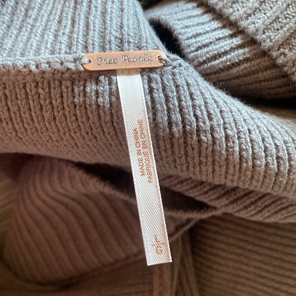 Free People NWT Easy Street Slouchy Drop Shoulder Crop Grey Pullover size Large - Picture 9 of 11